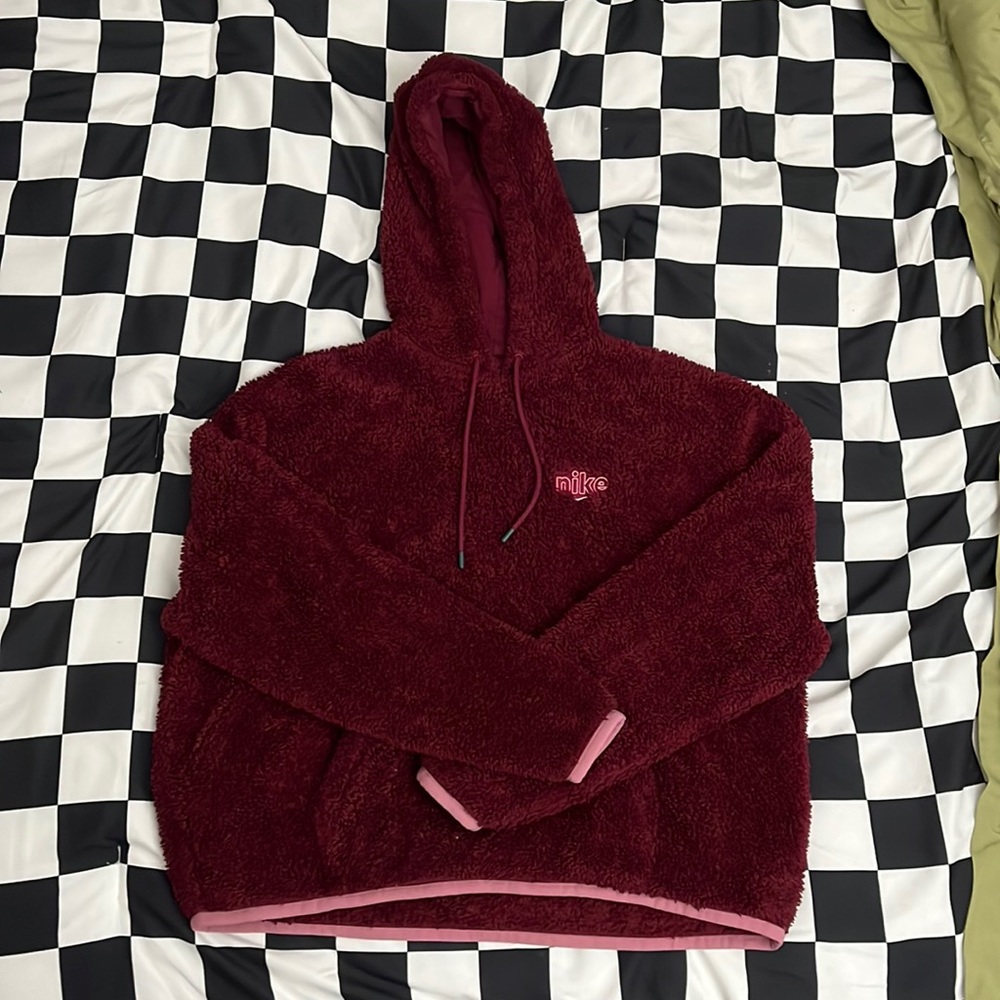 This is a super fluffy hoodie from Nike it’s a size medium!